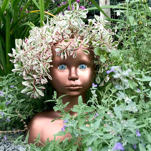 Eine Büste mit lebenden Pflanzen als Haar, selbst gemacht aus einer alten Puppe. Upcycling deluxe! - Blog vom Landsitz - DIY