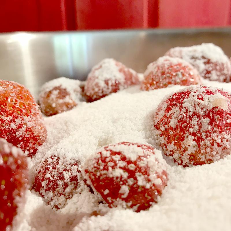 Frische Erdbeeren und Zucker werden gleich zu Marmelade verkocht - Küche & Keller - Vorratskeller vom Landsitz