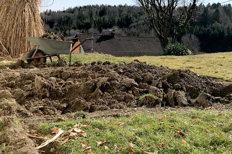 Frisch umgegrabenes Beet für den Gemüsegarten