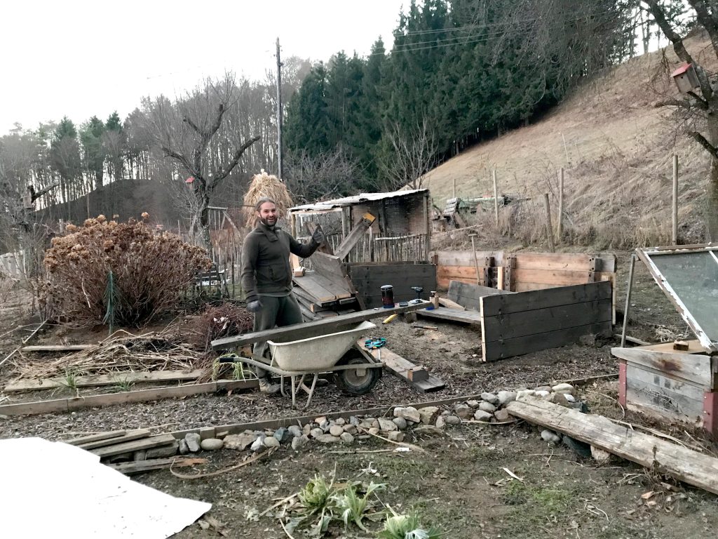 Hochbeet befüllen: Wie du dein Gartenschnittgut los wirst und nebenbei neue Pflanzflächen gewinnst