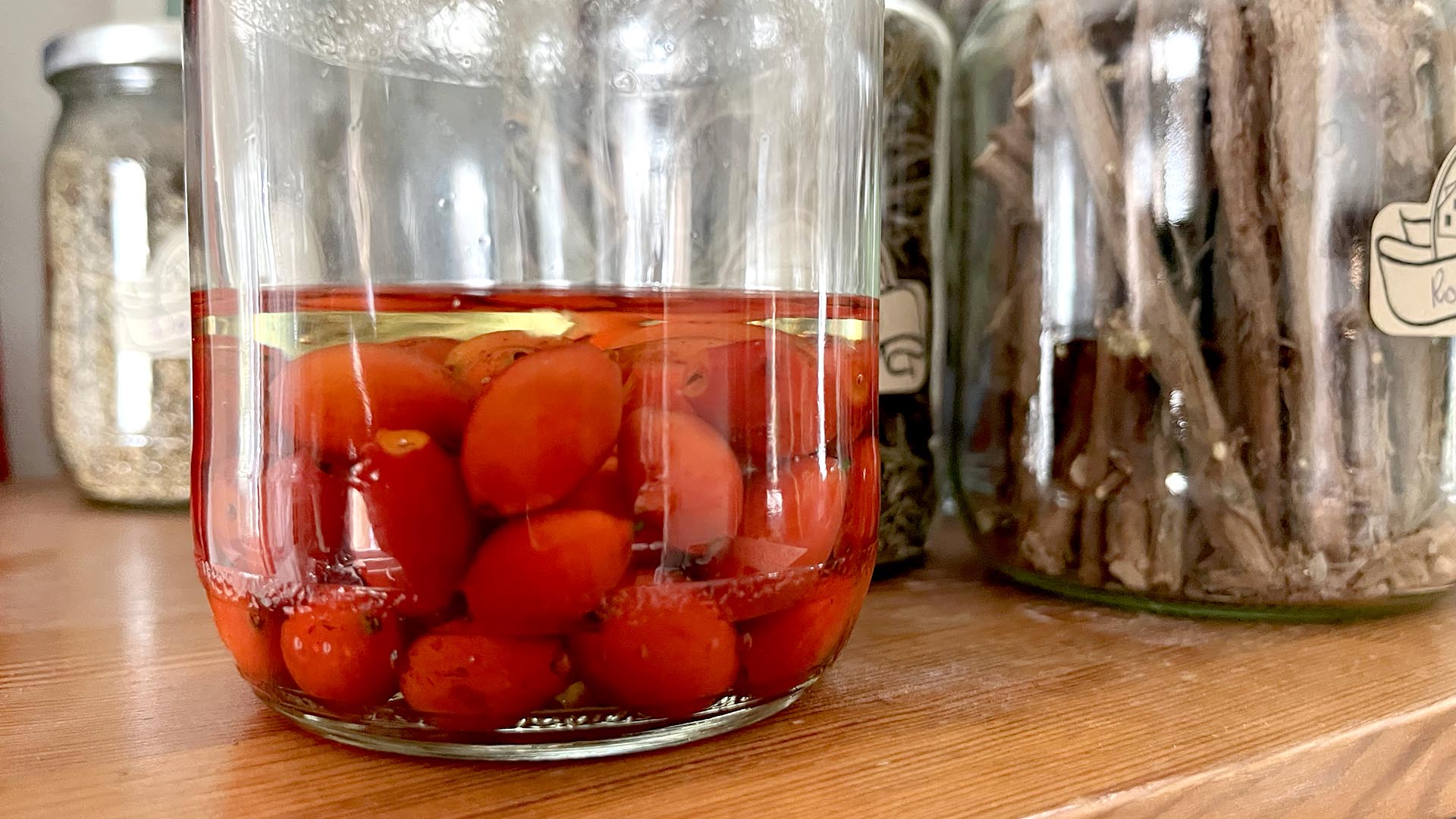 Gesichtsreinigung mit Hagebutten & Mandelöl – DIY-Kosmetik aus dem Garten