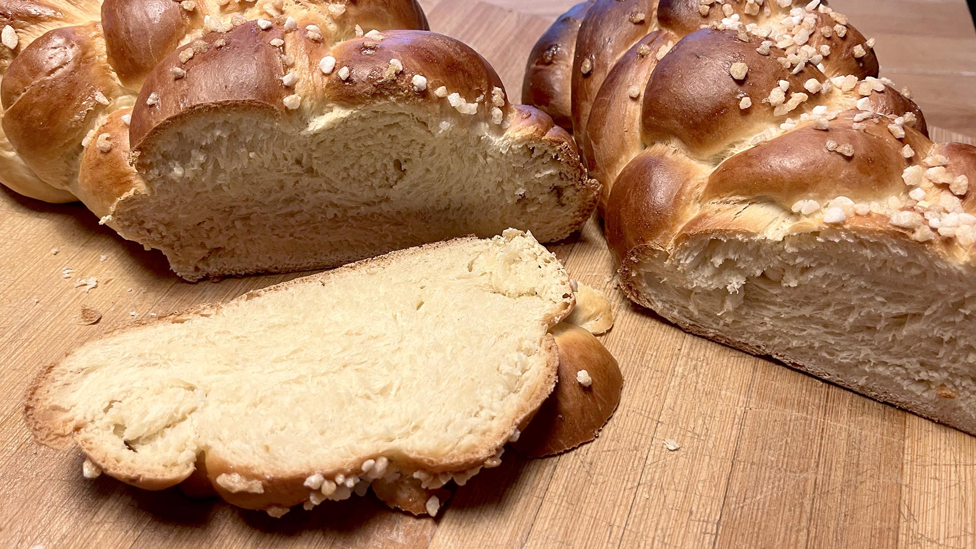 Frau Holle, die Nornen und die Patentant‘: Die Magie des Allerheiligenstriezels – mit Rezept