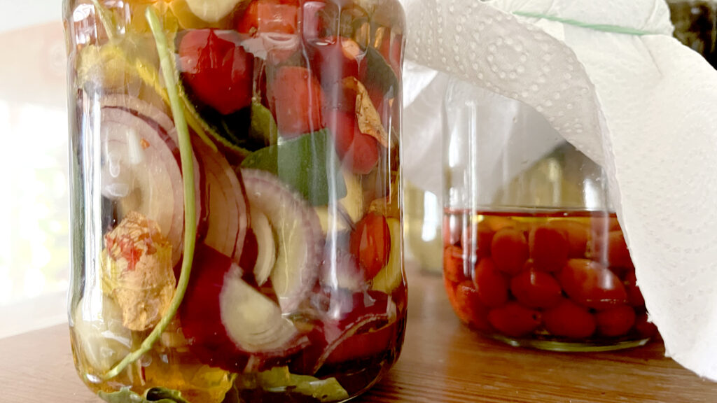 Der fertige Ansatz im Glas, angesetzt nach meinem Oxymel Rezept