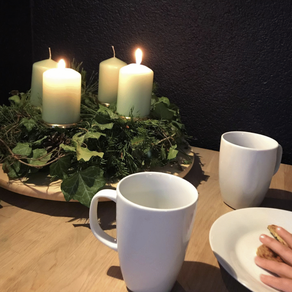 Adventkranz mit Fichten- und Föhrengrün und Efeu.