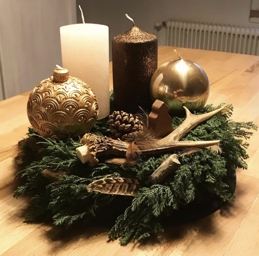 Adventkranz mit Krickerl und vier verschiedenen goldenen Kerzen.