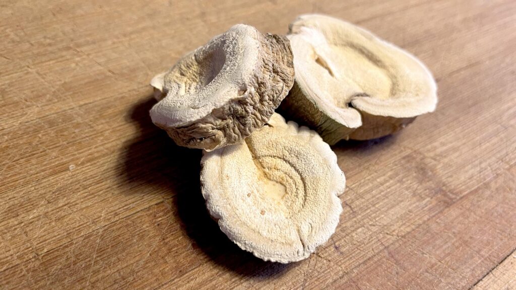 Kren in Scheiben geschnitten und auf der Heizung getrocknet sieht fast wie Holz aus.