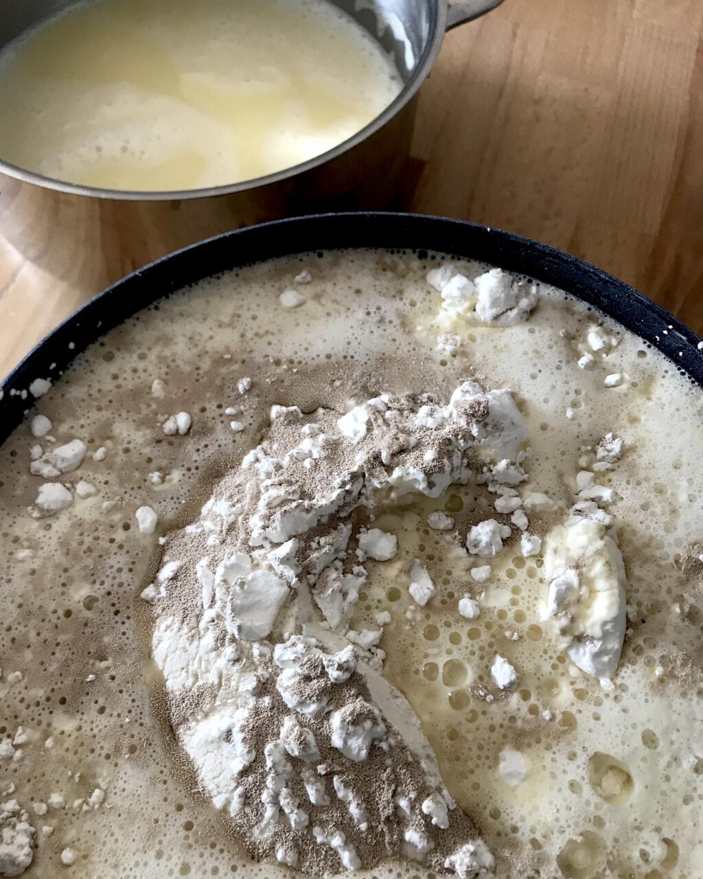 Für das Osterbrot werden die Zutaten vermischt ...
