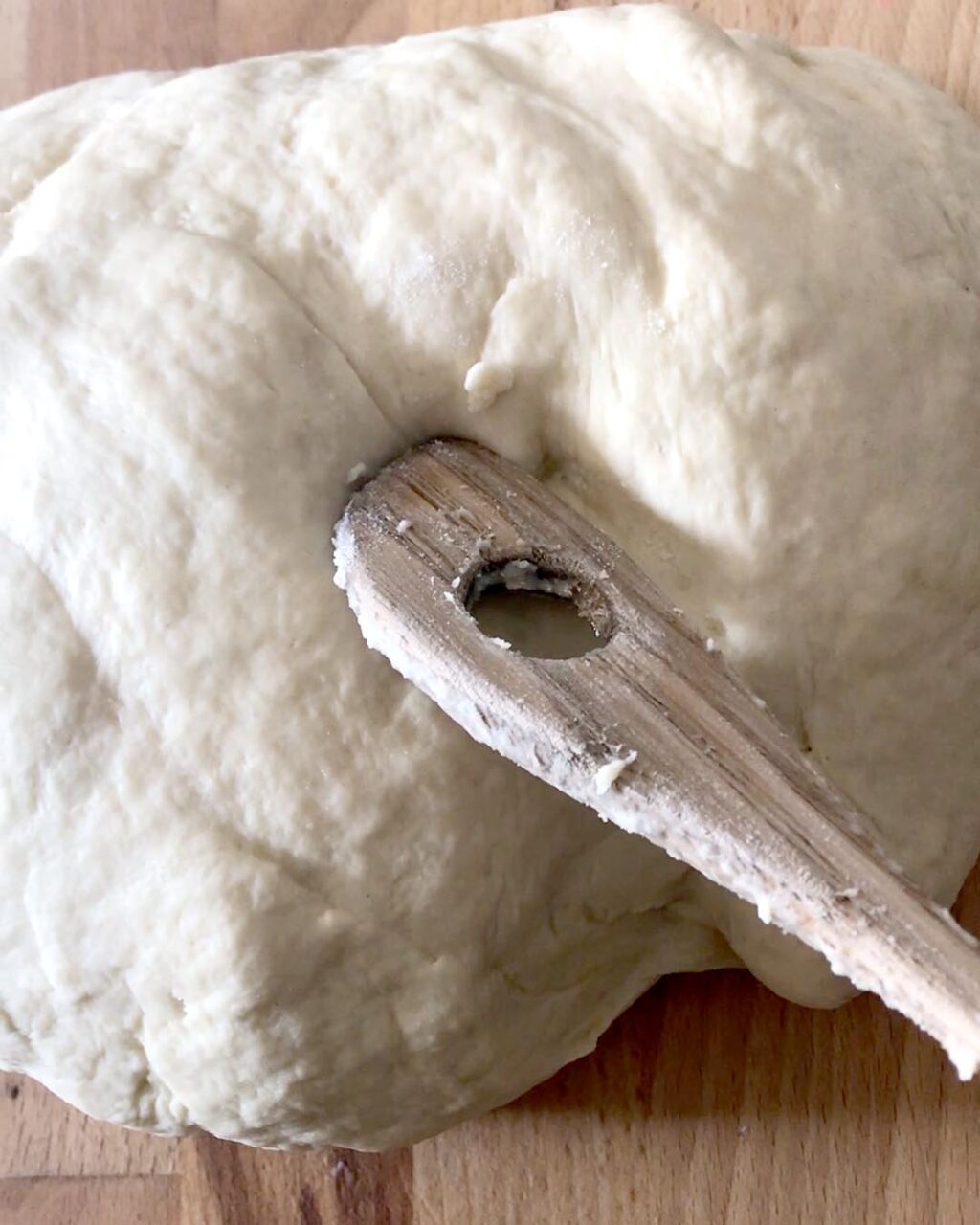 Nach dem Knetzen ist der Teig glatt und seidig.